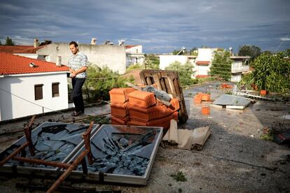 Un hombre camina por una terraza destruida por las furtes tormentas.