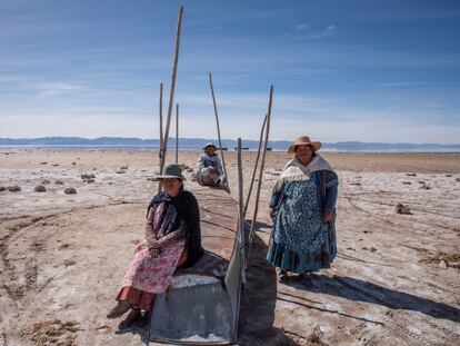 Cristina Mamani, Josefa Magne y Fernando Checa en una barcaza anclada a orillas del lago Poopó.