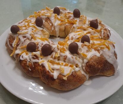 Rosca de Pascua argentina con huevos de chocolate.