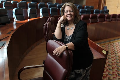 La presidenta de la Asamblea de Madrid, Elvira Rodríguez, posa en el hemiciclo del Parlamento autonómico.