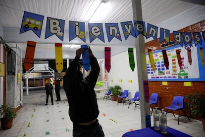 Un hombre decora la entrada de la escuela primaria Ignacio Zaragoza.