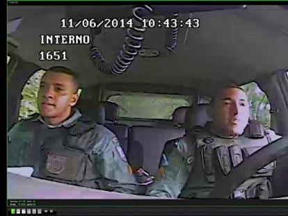 Imagen del vídeo de dos policías acusados de ejecutar a dos chicos.