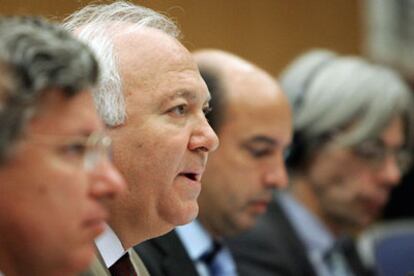 El ministro de Exteriores, Miguel Ángel Moratinos, se dirige a los miembros de la comisión del Parlamento Europeo que investiga los vuelos de la CIA.