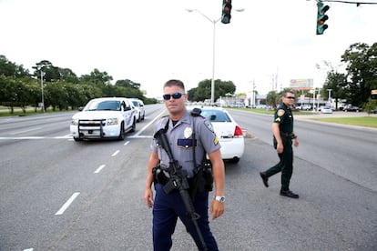 Agents de policia acordonen el lloc dels trets a Baton Rouge (Louisiana).