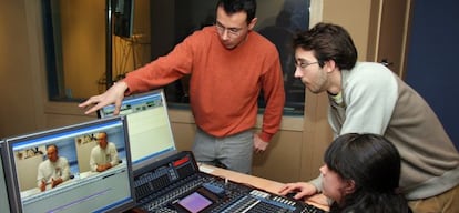 J&oacute;venes form&aacute;ndose en un estudio de sonido.