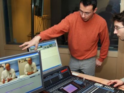 J&oacute;venes form&aacute;ndose en un estudio de sonido.