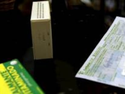 Una persona adquiere varios medicamentos en una farmacia de Barcelona. EFE/Archivo