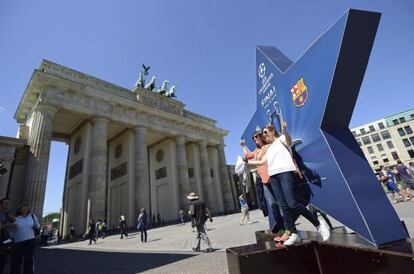 Dos aficionadas del Barça posan ante la Puerta de Brandenburgo, en Berlín.