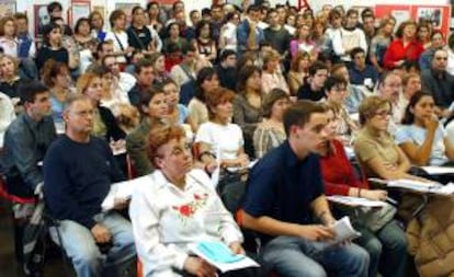 Profesores y estudiantes en una academia de idiomas. EFE/Archivo