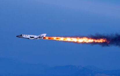 Una nau de Virgin Galactic durant un vol el 2013.