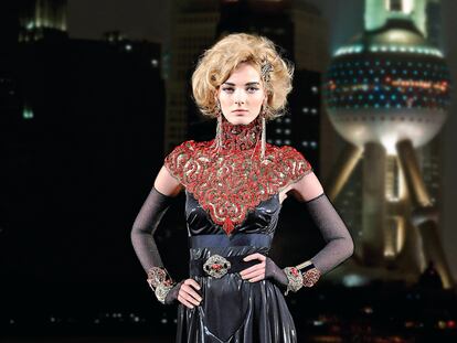 <b>Vestido con bordado rojo tradicional.
Desde el boceto de Lagerfeld hasta la prenda del desfile media un laborioso trabajo manual. El taller de Lesage se encarga de los bordados y el 'atelier' de Rue Cambon, del patronaje y el ensamblaje.</b>