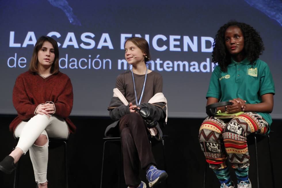Las activistas Shari Crespi (España), Greta Thunberg (Suecia) y Vanessa Nakate (Uganda), en un momento de la conferencia de prensa.