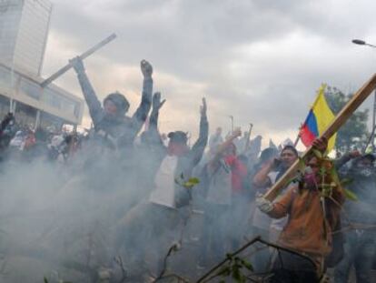 La policía expulsa a los manifestantes del Parlamento y el Gobierno decreta el toque de queda