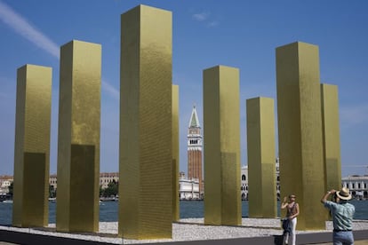 Instalación 'The sky over nine columns' by' en el pabellón de Alemania del artista Heinz Mack.