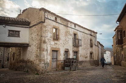 Un hombre camina por las calles desiertas de un pueblo de la provincia de Soria, en Castilla y León (España).