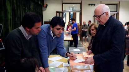 Un religioso vota en una mesa del Colegio Nuestra Señora del Pilar de Madrid.