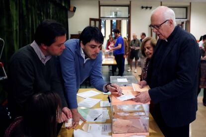 Un religioso vota en una mesa del Colegio Nuestra Señora del Pilar de Madrid.