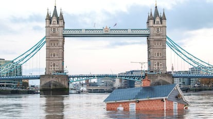 Una casa suburbana británica se hunde en el río Támesis durante una protesta de Extinction Rebellion para exigir una acción gubernamental más rápida sobre el cambio climático en Londres, Gran Bretaña, el 10 de noviembre de 2019. 