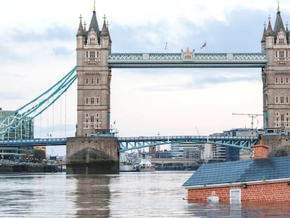 Una casa suburbana británica se hunde en el río Támesis durante una protesta de Extinction Rebellion para exigir una acción gubernamental más rápida sobre el cambio climático en Londres, Gran Bretaña, el 10 de noviembre de 2019. 