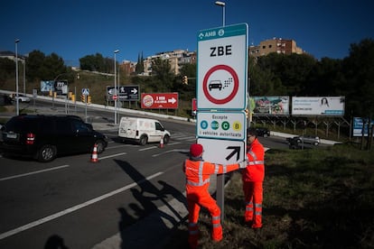 Instalación de señales indicadoras de la Zona de Bajas Emisiones en la salida 14 de la Ronda de Dalts (B-20).