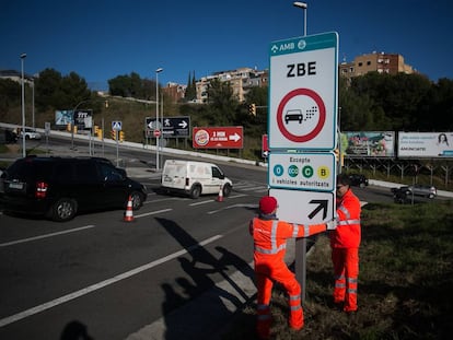 Instal·lació de senyals indicadors de la Zona de Baixes Emissions a la sortida 14 de la Ronda de Dalt (B-20).