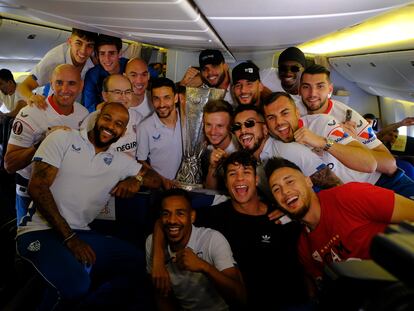 Budapest 01/06/23 los jugadores del Sevilla pisan con la copa de campeón en el avión con destino a Sevilla.
foto.Alejandro Ruesga