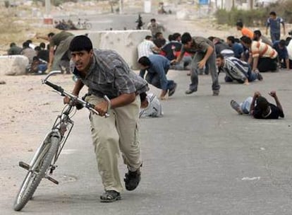 Varios palestinos intentan esquivar los disparos de soldados israelíes durante una protesta cerca del paso de Erez, en la frontera entre el norte de la franja de Gaza e Israel.