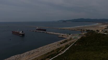 Vista de la construcción del muelle de usos múltiples, como parte del desarrollo del Corredor Interoceánico del Istmo de Tehuantepec (CIIT).