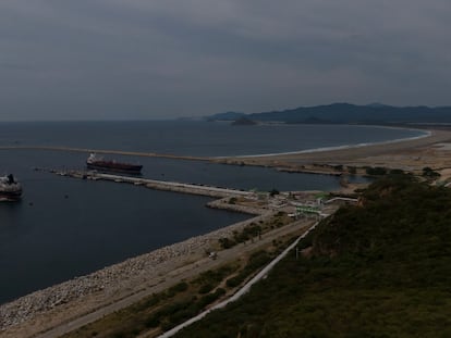 Vista de la construcción del muelle de usos múltiples, como parte del desarrollo del Corredor Interoceánico del Istmo de Tehuantepec (CIIT).