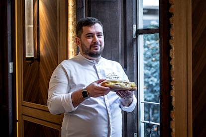 El chef ejecutivo Pablo Margos con su bocadillo premiado. 