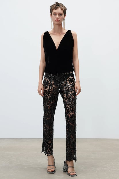 Estos pantalones de Zara lo tienen todo: brillo, transparencias y efecto encaje.