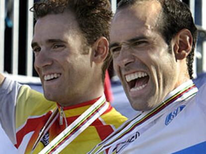 Igor Astarloa y a su derecha Alejandro Valverde, en el podio tras conquistar el oro y la plata en el Mundial de 2003.