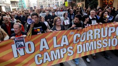 Asistentes a la manifestación contra la corrupción durante la marcha por el centro de Valencia.