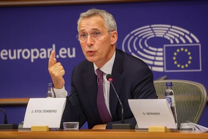 El secretario general de la OTAN, Jens Stoltenberg, interviene ante la Comisión de Asuntos Exteriores del Parlamento Europeo y la Subcomisión de Seguridad y Defensa en Bruselas, este jueves.