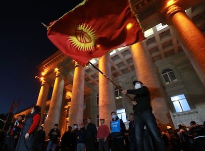 Varios simpatizantes del opositor Zhapárov, durante una protesta contra el resultado de las elecciones el 4 de octubre en Biskek, la capital de Kirguistán, el 14 de octubre de 2020.