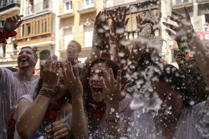 Ambiente en la plaza del Ayuntamiento de Pamplona tras el chupinazo.