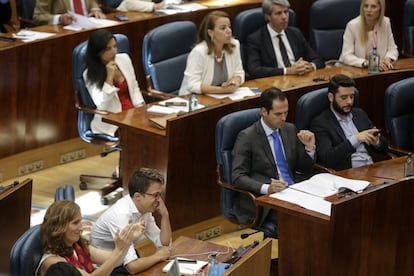 Miembros de la formación Más Madrid aplauden irónicamente en el momento del discurso de Isabel Díaz Ayuso en el que esta se ha referido a la corrupción.