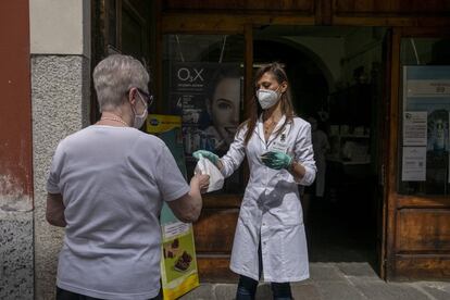 Laura Zacchetti, siguió trabajando en la farmacia de Codogno durante los días que el pueblo estuvo aislado del resto de Italia. Durante muchos días no tuvieron mascarillas ni dispositivos de prevención para sus clientes ni para ellos mismos. Hoy siguen despachando en la calle para evitar que la gente entre en el local.