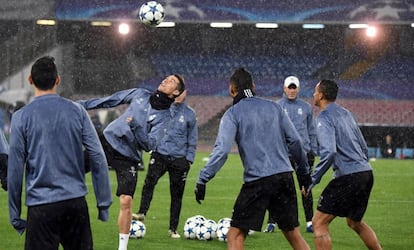 Cristiano cabecea un balón, durante el entrenamiento del Madrid en Nápoles.
