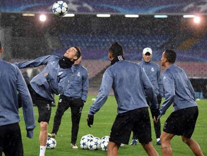 Cristiano cabecea un balón, durante el entrenamiento del Madrid en Nápoles.