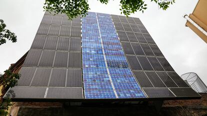 Una placa fotovoltaica en el lugar en que el Ayuntamiento de Barcelona ha presentado su nueva medida sobre Energía Solar, en una fotografía cedida por el Consistorio.