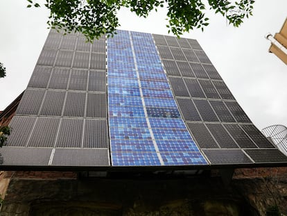 Una placa fotovoltaica en el lugar en que el Ayuntamiento de Barcelona ha presentado su nueva medida sobre Energía Solar, en una fotografía cedida por el Consistorio.