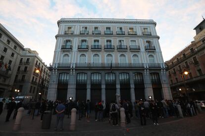 Fachada de la tienda de Apple Store en la Puerta del Sol minutos antes de su apertura al público.