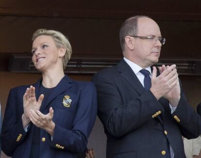 La princesa Charlene y el pr&iacute;ncipe Alberto, en el Abierto de Montecarlo.