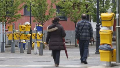 Colgadores del controvetido sistema del puerta a puerta, en Astigarraga, Gipuzkoa