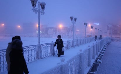 Puente congelado en la ciudad de Yakutsk, en Rusia.