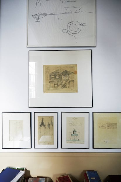 Una pequeña colección de dibujos de arquitectos: arriba, Niemeyer; en medio, Domenech Montaner, y abajo, en el centro, Aldo Rossi.