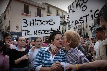 Elisa Llopis, esposa de Paco Martí, recibió ayer el apoyo de los manifestantes.