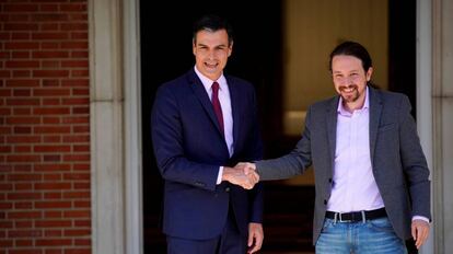 El presidente del Gobierno en funciones, Pedro Sánchez, junto al líder de Unidas Podemos, Pablo Iglesias, el pasado 7 de mayo en la Moncloa. 