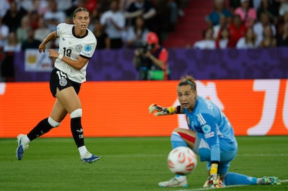 La delantera alemana Klara Bühl en acción este miércoles, durante el partido de semifinales de la Eurocopa Femenina 2025, que disputan las selecciones de Alemania y España, en el estadio Letzigrund de Zúrich (Suiza).
